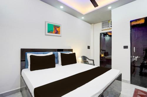 Postel nebo postele na pokoji v ubytování Hotel O Karan Residency