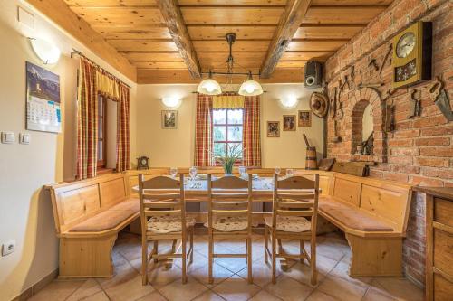uma sala de jantar com uma mesa de madeira e cadeiras em Forge Of Happiness With Pool em Gradac