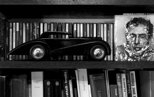 a toy car is sitting on a book shelf at Camera et Caetera Chambres d'hôtes B&B in Roubaix