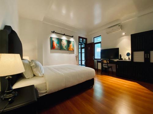 カットバ島にあるViet Hai Lan Homestayのベッドルーム1室(ベッド1台、デスク付)