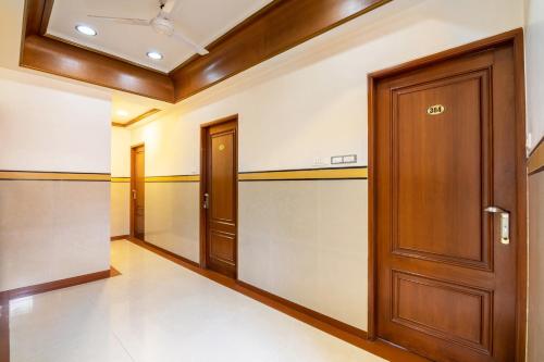 ein leerer Flur mit einer Holztür in einem Haus in der Unterkunft OYO Hotel Sunil Residency in Bangalore