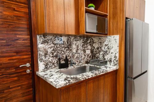 eine Küche mit Spüle und Mikrowelle in der Unterkunft Casa Coral in La Paz