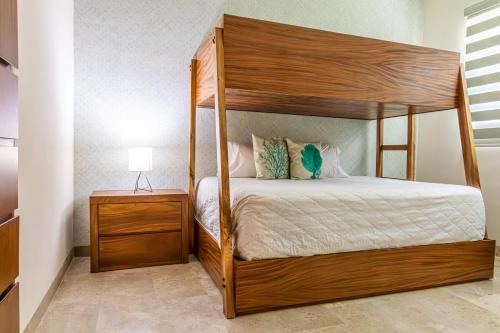 ein Schlafzimmer mit Himmelbett und Nachttisch in der Unterkunft Casa Coral in La Paz