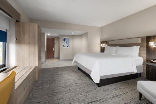 Postel nebo postele na pokoji v ubytování Holiday Inn Express & Suites Sebring by IHG