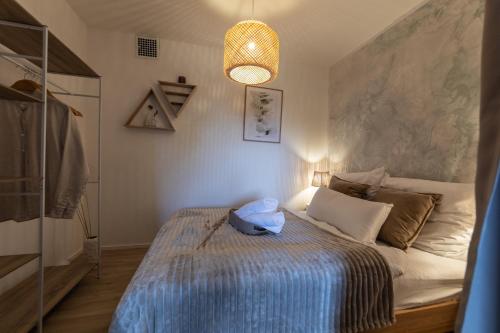 a bedroom with a bed with a hat on it at Cozy II Luxuriös Moselview Terrasse Garten NETFLIX in Leiwen