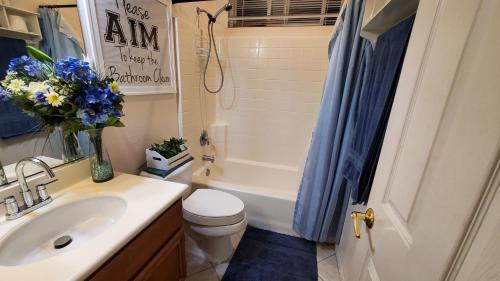 W łazience znajduje się toaleta, umywalka i prysznic. w obiekcie Luxury 1 Bed 1 Bath Fully Private w mieście Chula Vista