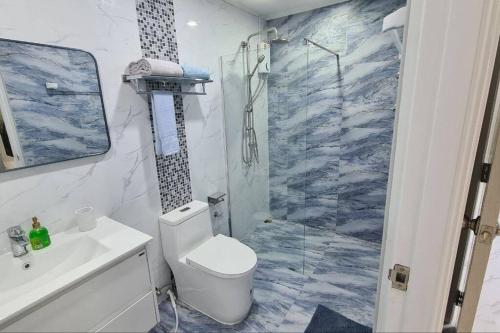 Un baño con ducha, inodoro y lavabo. en KataBeach sweetHome 4br, en Kata Beach