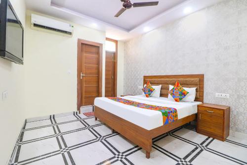um quarto com uma cama e uma televisão em FabHotel Starlight em Nova Deli