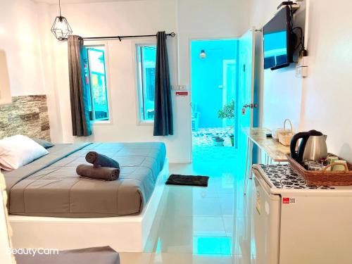 Seasmile kohlarn في كو لان: غرفة نوم مع سرير مع دمية دب ملقاة على الأرض