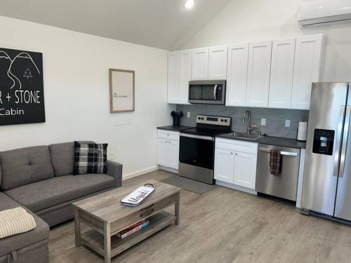 sala de estar con sofá y cocina en Private King Suite near Buffalo River, Perfect for 5 en Compton