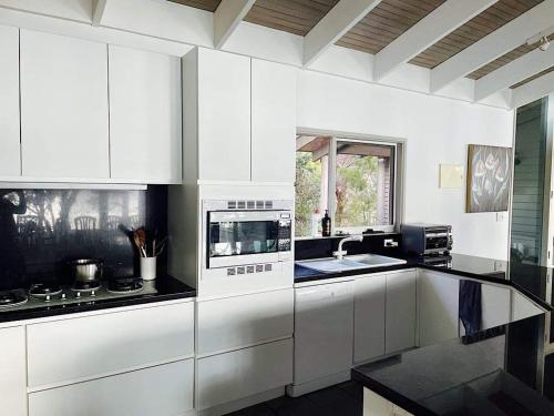Dapur atau dapur kecil di Glasshouse at Lake Eildon