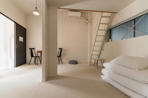 1 dormitorio con cama elevada y escalera en Flower Base Lily House en Fukuoka