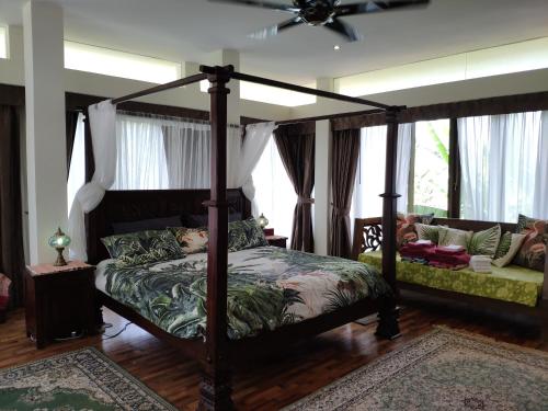 Un pat sau paturi într-o cameră la Rumah Singa, Villa 1 Andaman Hills, Langkawi