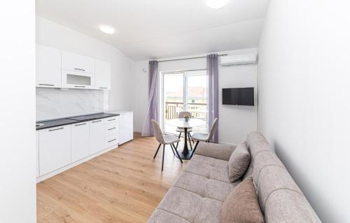 1 Bedroom Awesome Apartment In Kastel Kambelovac