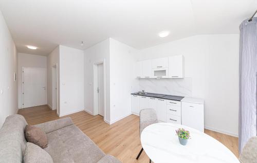 1 Bedroom Awesome Apartment In Kastel Kambelovac