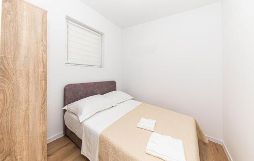 1 Bedroom Awesome Apartment In Kastel Kambelovac