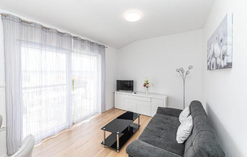 2 Bedroom Awesome Apartment In Kastel Kambelovac
