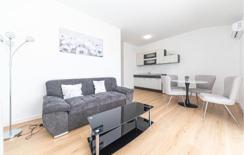 2 Bedroom Awesome Apartment In Kastel Kambelovac