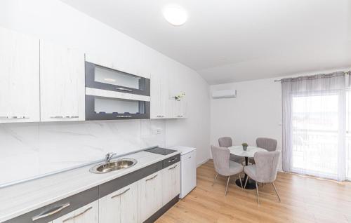 2 Bedroom Awesome Apartment In Kastel Kambelovac