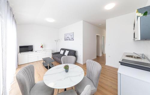 2 Bedroom Awesome Apartment In Kastel Kambelovac