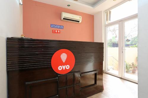 un vestíbulo con una señal de ovo en la pared en OYO 429 Hotel Kisna Residency, en Gurgaon