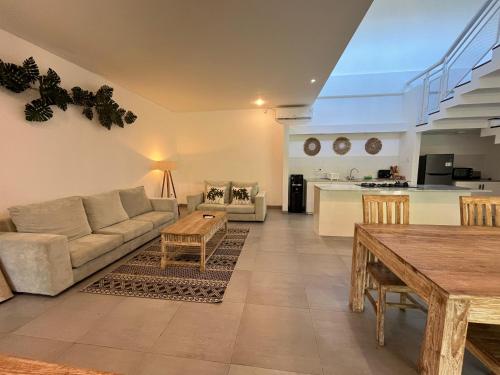 uma sala de estar com um sofá e uma mesa em Iris Luxury Private Villa Seminyak 2&3BR em Seminyak