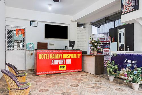 プネにあるFabHotel Galaxy Airport Innのフロントとテレビ付きのオフィス