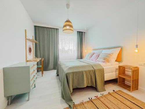 - une chambre avec un lit et une commode dans l'établissement Apart Harmony- Apartament Kaprów 6, à Puck