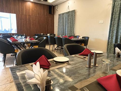 Ресторант или друго място за хранене в PULASTYA WELLNESS RESORT Shakumbhari Devi