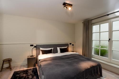 a bedroom with a large bed and a window at Oceans18 in Wenningstedt
