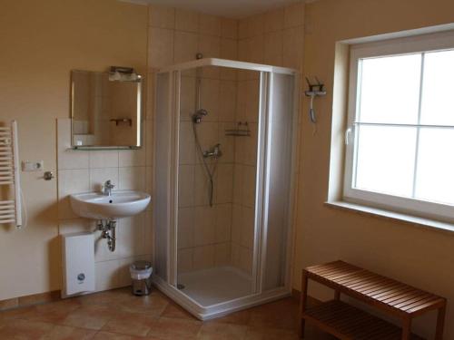 uma casa de banho com um chuveiro e um lavatório. em Boddensurfer 2b Comfortable holiday residence em Pruchten