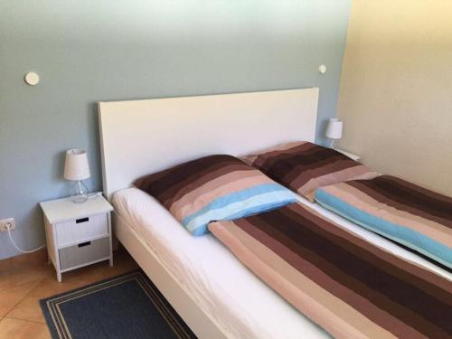 1 Schlafzimmer mit 2 Betten und einem Nachttisch in der Unterkunft Boddensurfer 2b Comfortable holiday residence in Pruchten