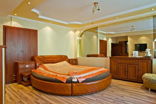 ein Schlafzimmer mit einem großen Bett in einem Zimmer in der Unterkunft Lessor Apartments in Almaty