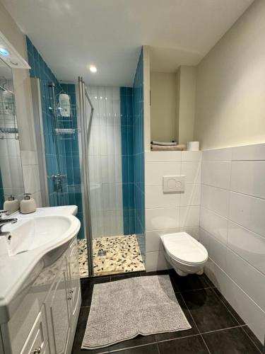 une salle de bain avec une douche, un lavabo et des toilettes dans l'établissement Studio Charmant, à Cannes