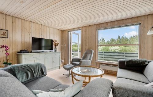 TV a/nebo společenská místnost v ubytování 3 Bedroom Beautiful Home In Ringkøbing