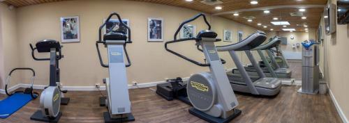 Fitness centrum a/nebo fitness zařízení v ubytování Radisson Blu Hotel Hannover