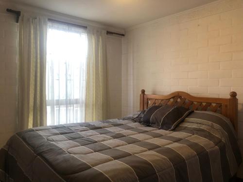 1 dormitorio con 1 cama grande y ventana en Tu espacio Re - Cuarto con encanto, en Santiago