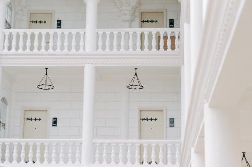 a white staircase in a house with white walls at Bellissimo Minolos in Barili