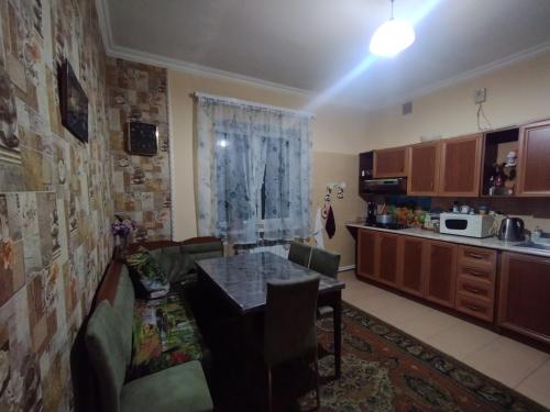 a living room with a table and a kitchen at Guesthouse Ed&Er in Geghanist