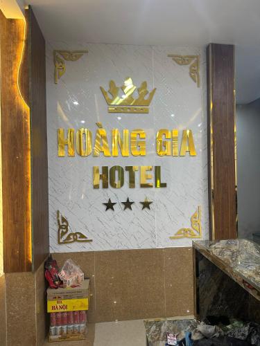 HOÀNG GIA Hotel ĐÔNG ANH في Dong Anh: علامة لفندق غاز حناء على الجدار