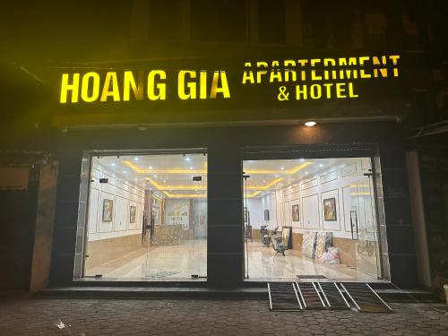 HOÀNG GIA Hotel ĐÔNG ANH في Dong Anh: متجر أمام hong gaitzitzitzitzitzitzizitzitzizitzitz