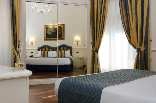 Postel nebo postele na pokoji v ubytování Hotel Traiano