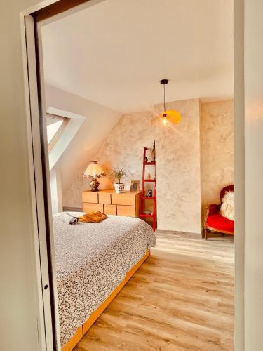 une chambre avec un lit, un bureau et une chaise dans l'établissement Chambre Indépendante Dans Une Grande Maison, au Blanc-Mesnil