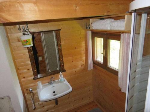 La salle de bains est pourvue d'un lavabo dans une cabane en rondins. dans l'établissement Schernthaner mountain hut, à Taxenbach