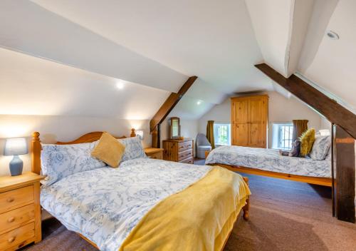 1 Schlafzimmer mit 2 Betten im Dachgeschoss in der Unterkunft Buckinghams Leary 