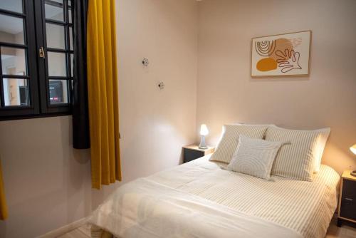 - une chambre avec un lit avec deux oreillers et une fenêtre dans l'établissement Etape 37, à Tours