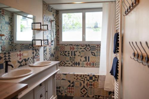 une salle de bain avec deux lavabos et une fenêtre dans l'établissement Etape 37, à Tours