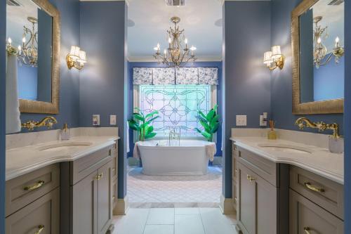 A bathroom at Lakeside Paradise - Luxury by the lake