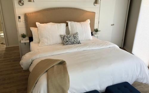 1 cama grande con sábanas y almohadas blancas en Chalet 40 - Sip Coffee on the Wraparound Deck with Treetop Views en Marblehill