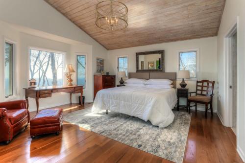 Tempat tidur dalam kamar di The Grateful Den - Cozy retreat in Big Canoe